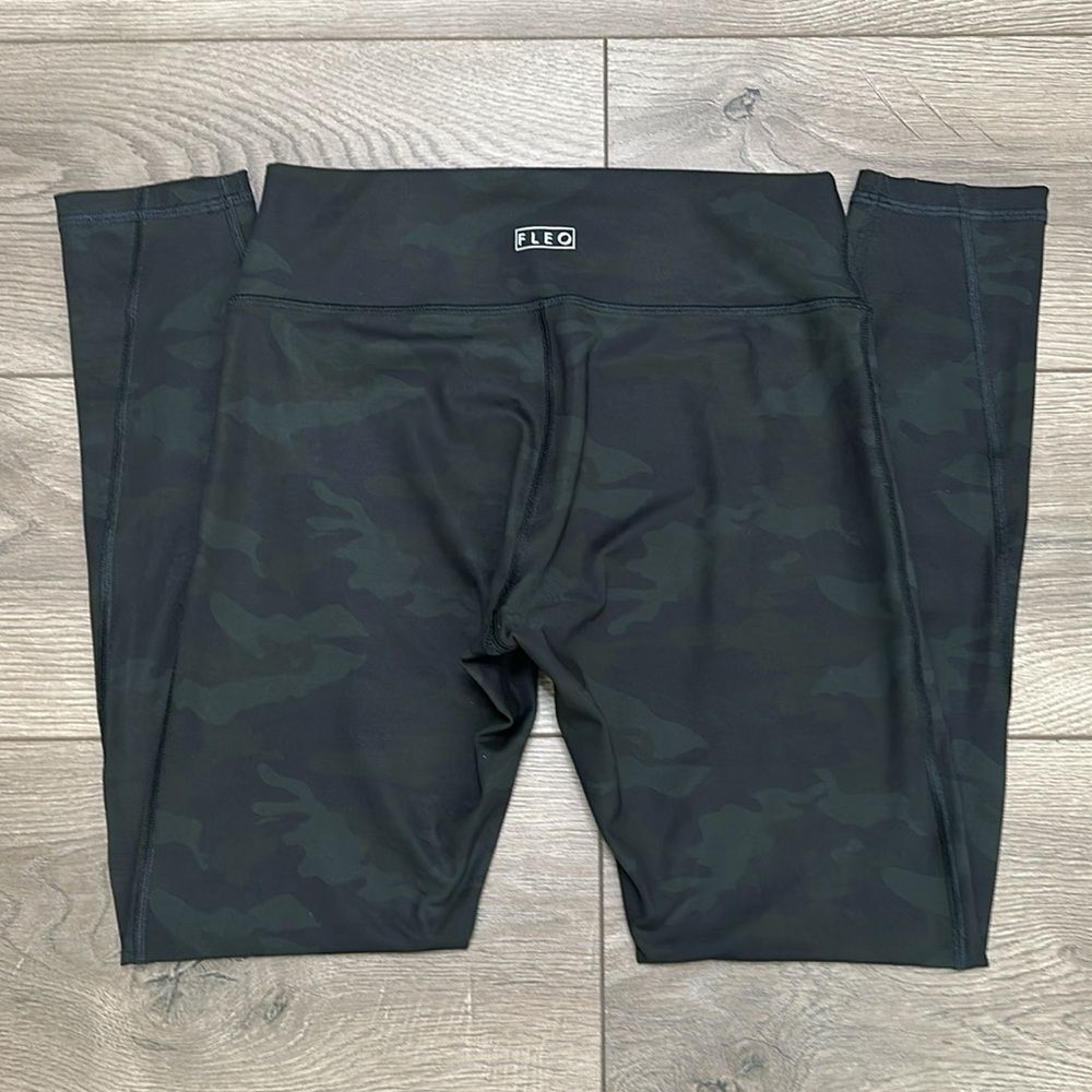 Fleo Apex Silky Silk High Rise Green Camo Leggings Size Medium